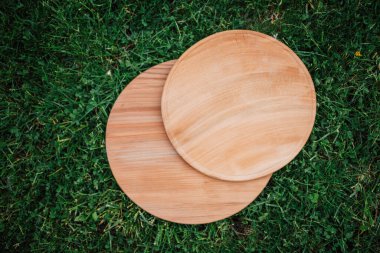 Yeşil çimlerin üzerinde yuvarlak ahşap tahtalar