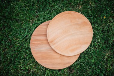 Yeşil çimlerin üzerinde yuvarlak ahşap tahtalar
