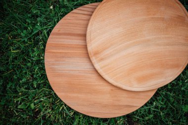Yeşil çimlerin üzerinde yuvarlak ahşap tahtalar