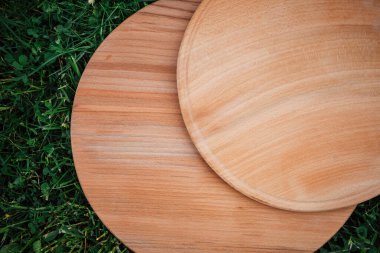 Yeşil çimlerin üzerinde yuvarlak ahşap tahtalar