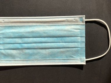 Gri arkaplanda tek kullanımlık yüz maskesi