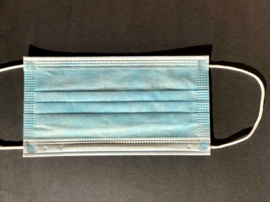 Gri arkaplanda tek kullanımlık yüz maskesi