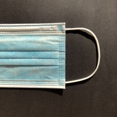 Gri arkaplanda tek kullanımlık yüz maskesi