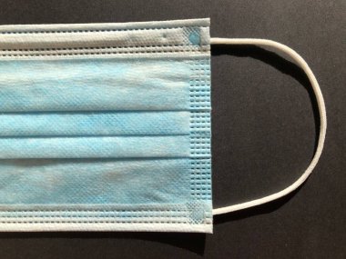 Gri arkaplanda tek kullanımlık yüz maskesi