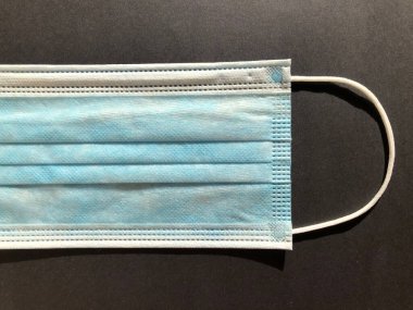 Gri arkaplanda tek kullanımlık yüz maskesi