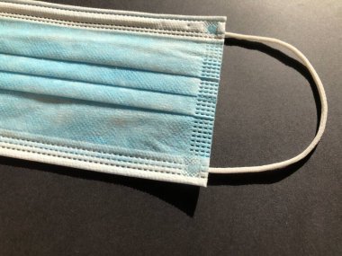 Gri arkaplanda tek kullanımlık yüz maskesi