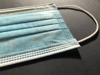 Gri arkaplanda tek kullanımlık yüz maskesi