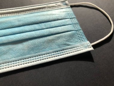 Gri arkaplanda tek kullanımlık yüz maskesi