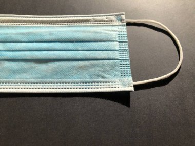 Gri arkaplanda tek kullanımlık yüz maskesi