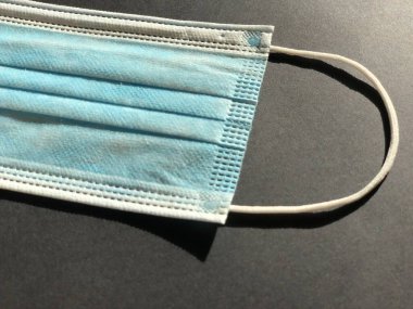 Gri arkaplanda tek kullanımlık yüz maskesi