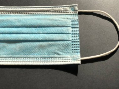 Gri arkaplanda tek kullanımlık yüz maskesi