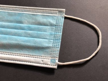 Gri arkaplanda tek kullanımlık yüz maskeleri