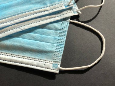 Gri arkaplanda tek kullanımlık yüz maskeleri