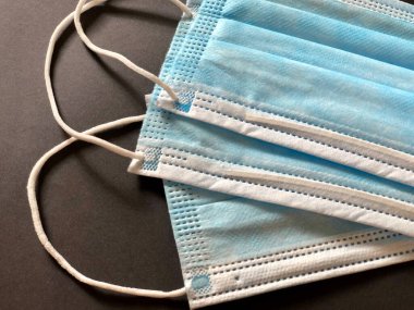 Gri arkaplanda tek kullanımlık yüz maskeleri