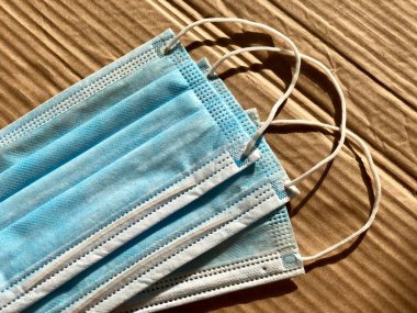 Ahşap arka planda tek kullanımlık yüz maskeleri