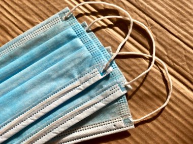 Ahşap arka planda tek kullanımlık yüz maskeleri