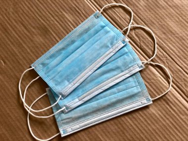 Ahşap arka planda tek kullanımlık yüz maskeleri