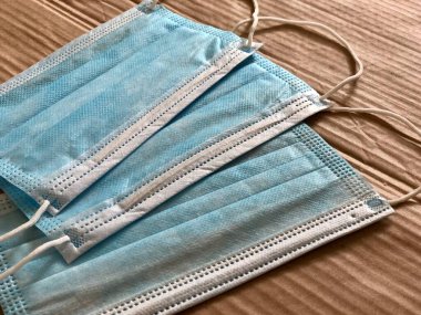 Ahşap arka planda tek kullanımlık yüz maskeleri