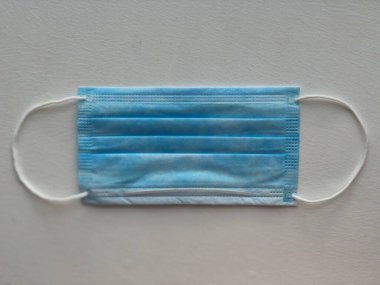 Beyaz arka plan üzerinde izole tek kullanımlık yüz maskesi