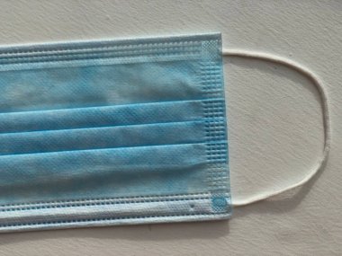 Beyaz arka plan üzerinde izole tek kullanımlık yüz maskesi