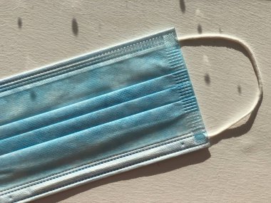 Beyaz arka plan üzerinde izole tek kullanımlık yüz maskesi