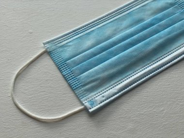 Beyaz arka plan üzerinde izole tek kullanımlık yüz maskesi