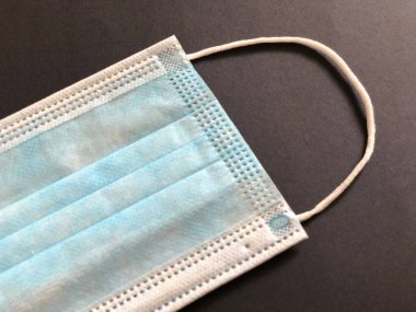 Gri arkaplanda tek kullanımlık yüz maskesi