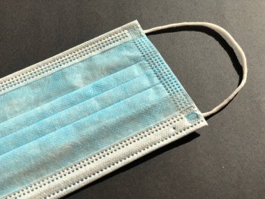 Gri arkaplanda tek kullanımlık yüz maskesi