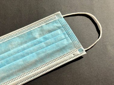 Gri arkaplanda tek kullanımlık yüz maskesi