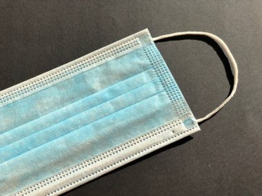 Gri arkaplanda tek kullanımlık yüz maskesi