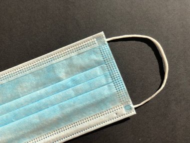 Gri arkaplanda tek kullanımlık yüz maskesi