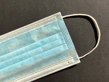 Gri arkaplanda tek kullanımlık yüz maskesi