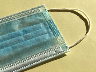 Beyaz arka plan üzerinde izole tek kullanımlık yüz maskesi