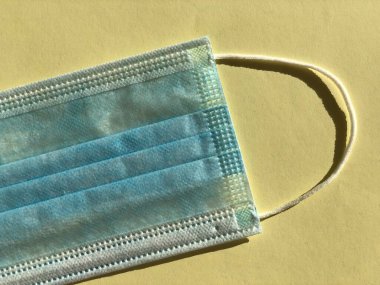 Beyaz arka plan üzerinde izole tek kullanımlık yüz maskesi