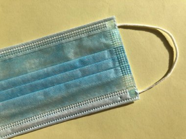 Beyaz arka plan üzerinde izole tek kullanımlık yüz maskesi