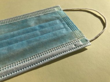 Beyaz arka plan üzerinde izole tek kullanımlık yüz maskesi