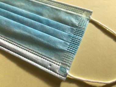 Beyaz arka plan üzerinde izole tek kullanımlık yüz maskesi