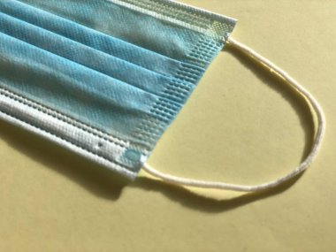 Beyaz arka plan üzerinde izole tek kullanımlık yüz maskesi