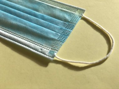 Beyaz arka plan üzerinde izole tek kullanımlık yüz maskesi