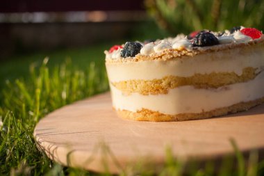 Tahta üzerinde tatlı pasta Çimen arka planda duruyor