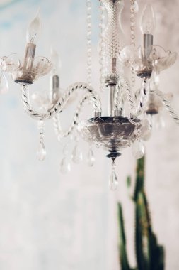 Kristal avize yakın çekim. Glamour arka plan kopya alanı ile