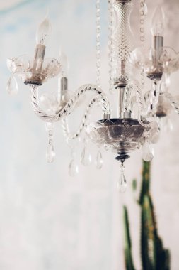 Kristal avize yakın çekim. Glamour arka plan kopya alanı ile