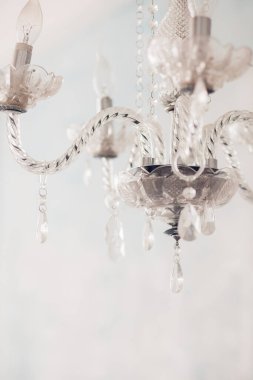 Kristal avize yakın çekim. Glamour arka plan kopya alanı ile