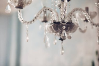 Kristal avize yakın çekim. Glamour arka plan kopya alanı ile