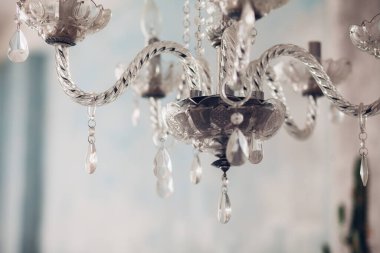 Kristal avize yakın çekim. Glamour arka plan kopya alanı ile