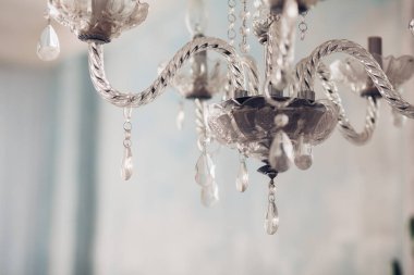 Kristal avize yakın çekim. Glamour arka plan kopya alanı ile