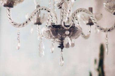 Kristal avize yakın çekim. Glamour arka plan kopya alanı ile