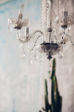 Kristal avize yakın çekim. Glamour arka plan kopya alanı ile