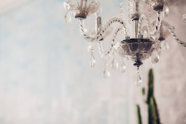 Kristal avize yakın çekim. Glamour arka plan kopya alanı ile