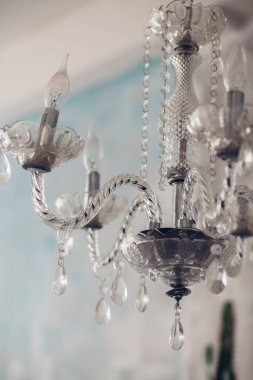 Kristal avize yakın çekim. Glamour arka plan kopya alanı ile